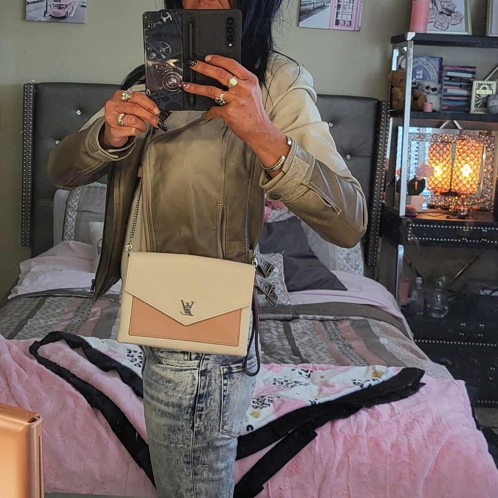 LOUIS VUITTON Pochette Rose Quartz Lockme ♡